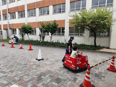 画像:バッテリーカーに乗って楽しむ子どもの様子