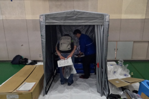 写真：くみ取り式仮設トイレ設置訓練