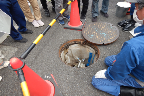写真：地下式給水栓設置訓練
