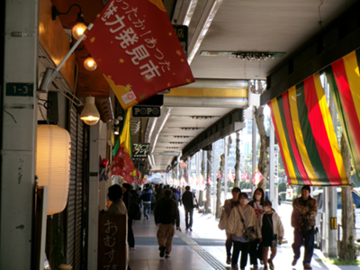 写真：神宮前商店街の様子