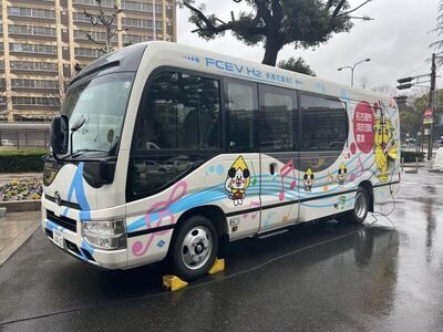 燃料電池自動車（コースター）の展示写真