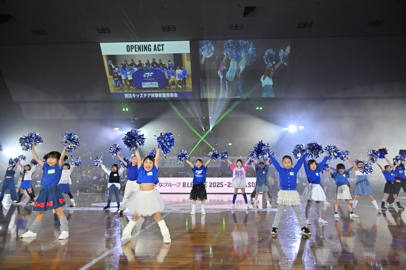 写真:子どもがチアダンスをしている様子