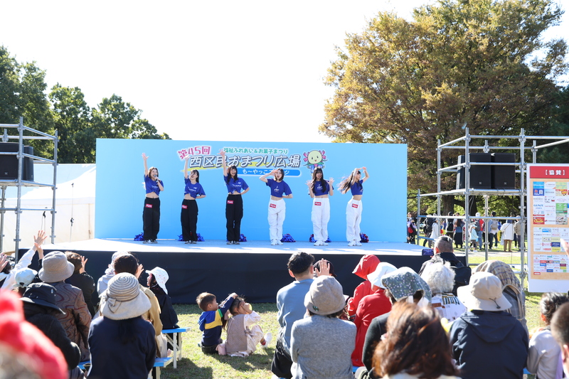 写真:おまつり広場ステージ出演の様子