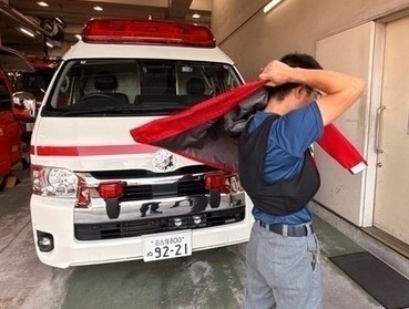 救急隊員が冷却ベストを着用した写真
