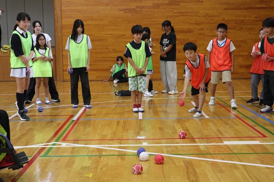 守山区子ども実行委員がボッチャを体験する様子の写真