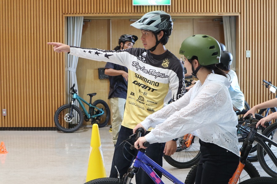 マウンテンバイク体験会で清水一輝さんが子ども実行委員にレクチャーする様子の写真