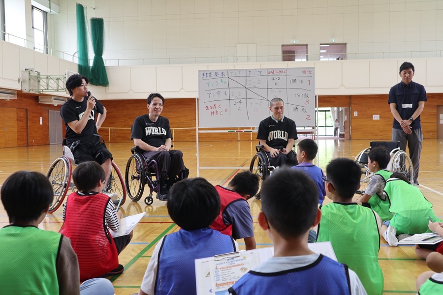 守山区子ども実行委員が車いすバスケットボール選手に話をインタビューする様子の写真