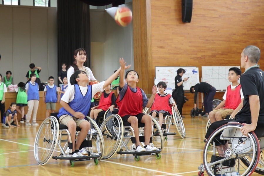 守山区子ども実行委員が車いすバスケットボールを体験する様子の写真