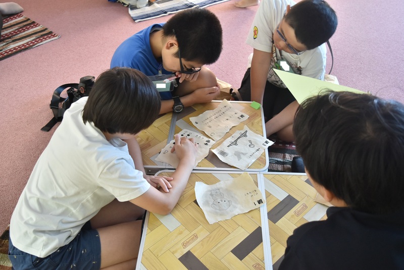 謎解きに取り組む様子