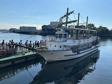写真:乗船の船