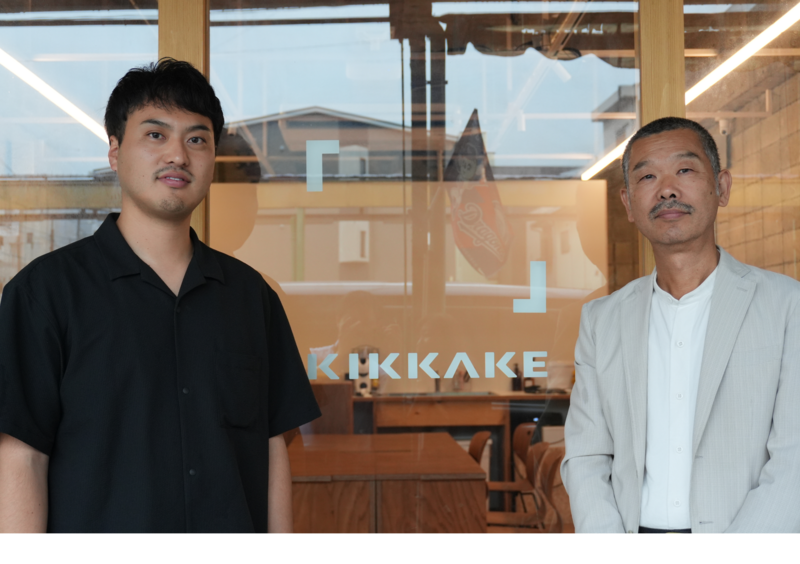 KIKKAKEにて。右から安藤洋さん（息子）、嘉隆さん（父）