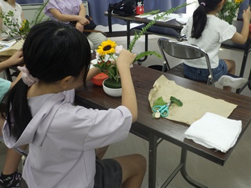 お花をいける参加者の写真
