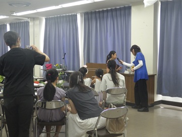 いけたお花の鑑賞会の様子の写真