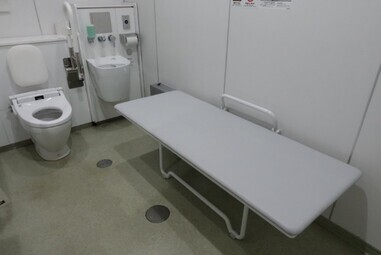 大型ベッドを設置したバリアフリートイレの例