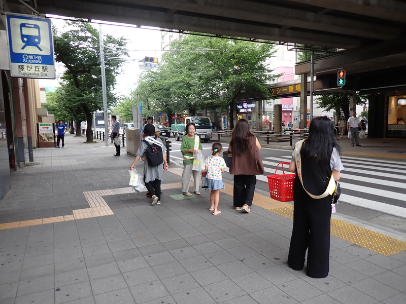 写真:街頭で啓発活動をしている写真