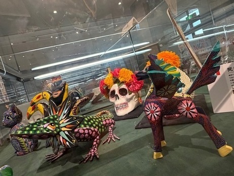 展示品のメキシコの置物などの写真