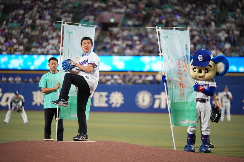 写真：始球式