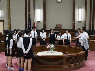 議場の見学の様子の写真