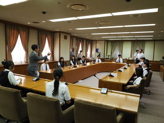 委員会室の見学の様子の写真