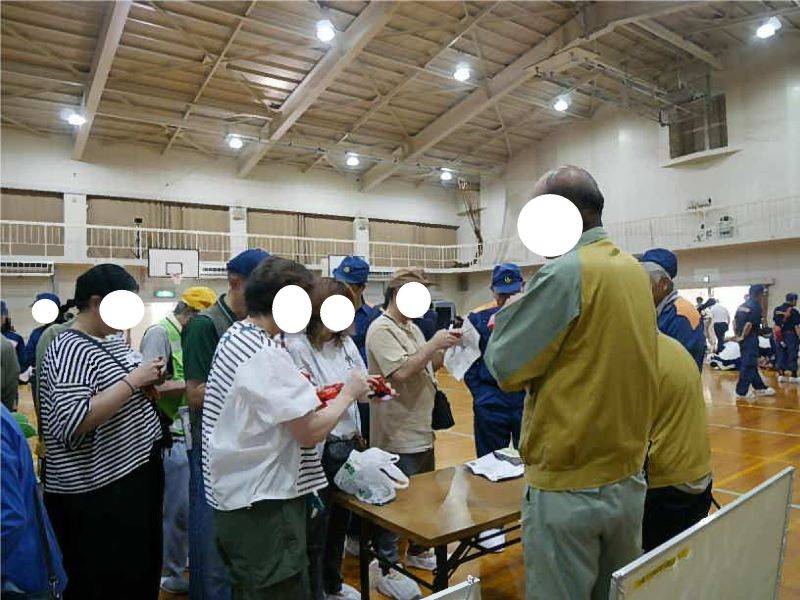 手回し発電機を体験する様子