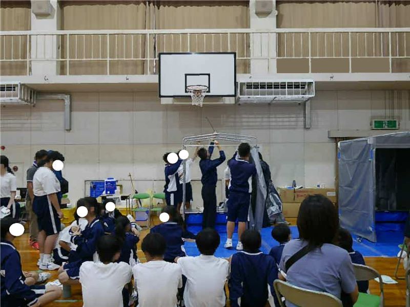 仮設トイレを組み立てる様子