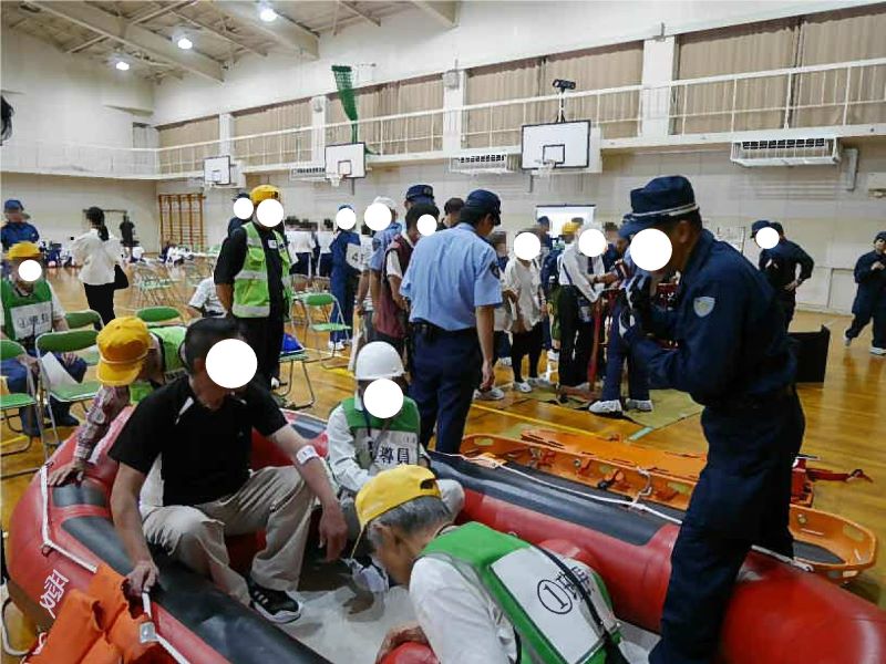 災害時の救護用ボートを体験する様子
