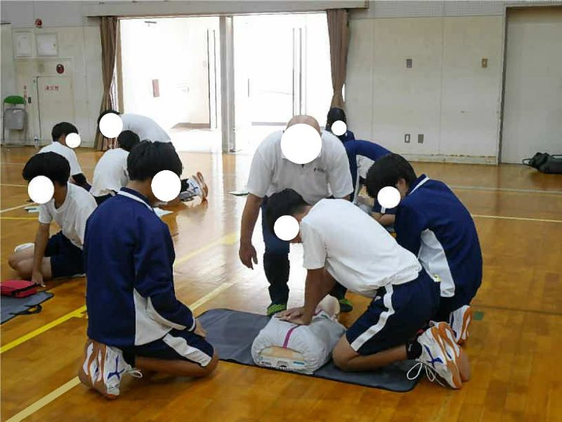 人形を使って救護法を訓練する様子