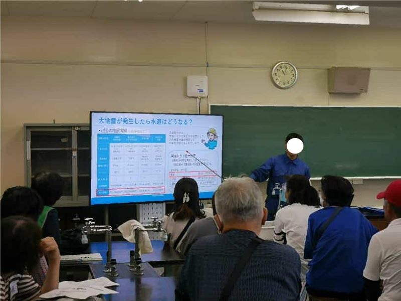 災害時の水の話について聞く様子