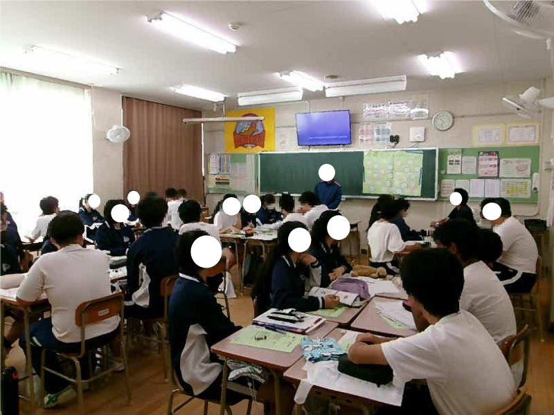 マイ・タイムラインを作成する中学生の様子
