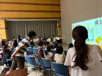 おうちの防災できているかな内で、参加者がスクリーンを見ている写真