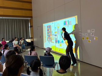 消防職員がスクリーンを使って参加者に防災について話している写真
