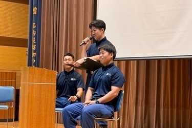 消防職員が三角巾の使いかたを説明している写真