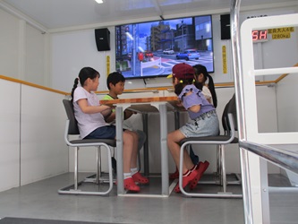 子どもたちが起震車体験している写真