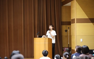 尾形杏奈アナウンサーが被災体験を話している写真1