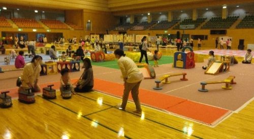 あそびの広場コーナーの様子を伝える写真