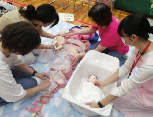プレママ・プレパパコーナーの様子を伝える写真