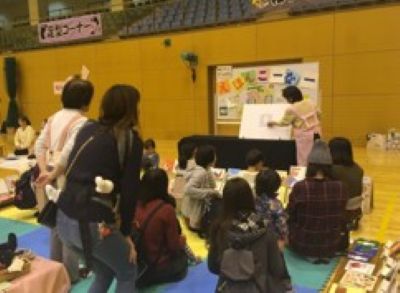 絵本のコーナーの様子を伝える写真