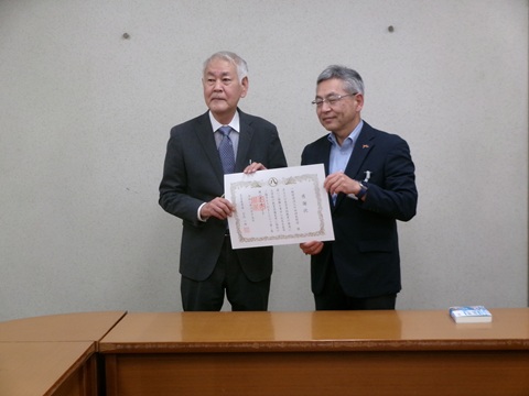 一般財団法人竹田研究財団様へ市長感謝状贈呈の記念写真