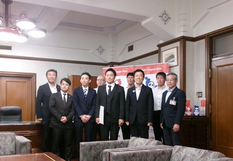 エーイーシー株式会社様へ市長感謝状贈呈の記念写真