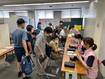 写真：来場者が楽しみながら参加している様子。