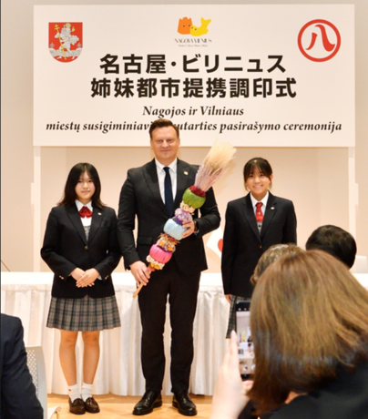 高蔵高校生徒と、高蔵高校生徒が作成したヴェルバを持つビリニュス市長の写真