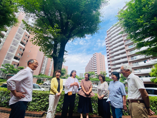 自治会の皆さんが歓談する様子