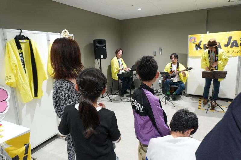 写真:ジャズ演奏を聴く参加者
