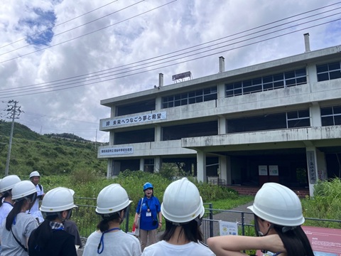 震災遺構の見学風景