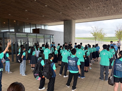 陸前高田市の中学生の案内活動の様子