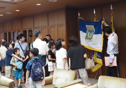 写真：議長室に飾られている旗