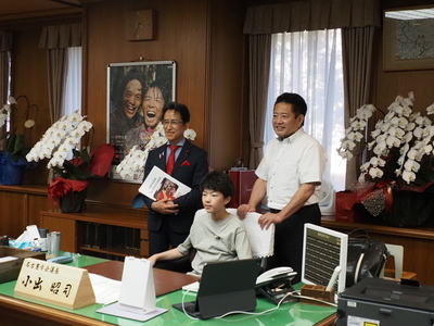 写真:議長室で正副議長と記念撮影