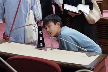 写真：本会議場の座席の札