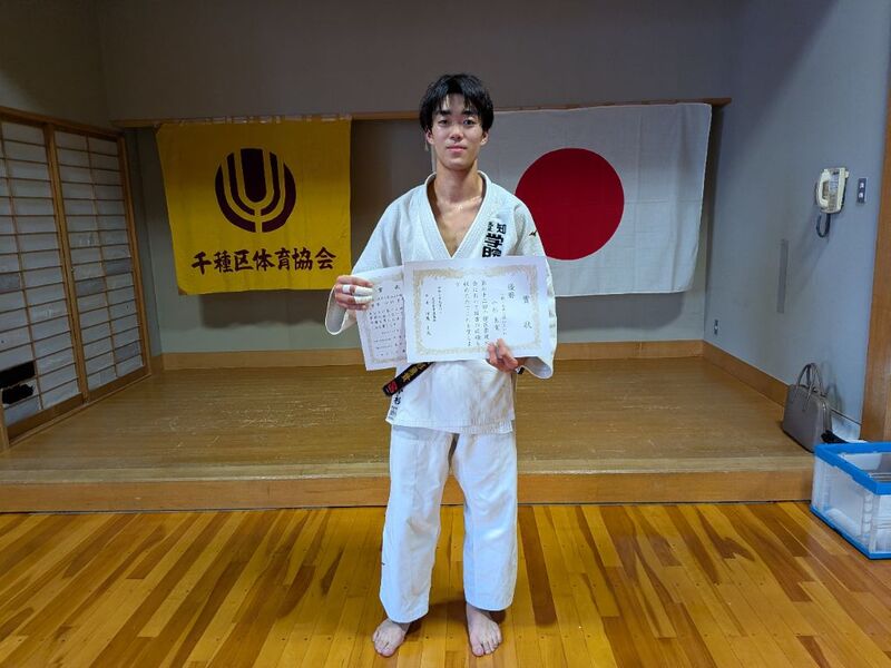写真：一般・大学二段以上の部優勝　小杉　勇貴
