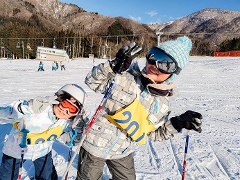 写真:冬の自然体験教室でスキーを楽しむ子どもたち